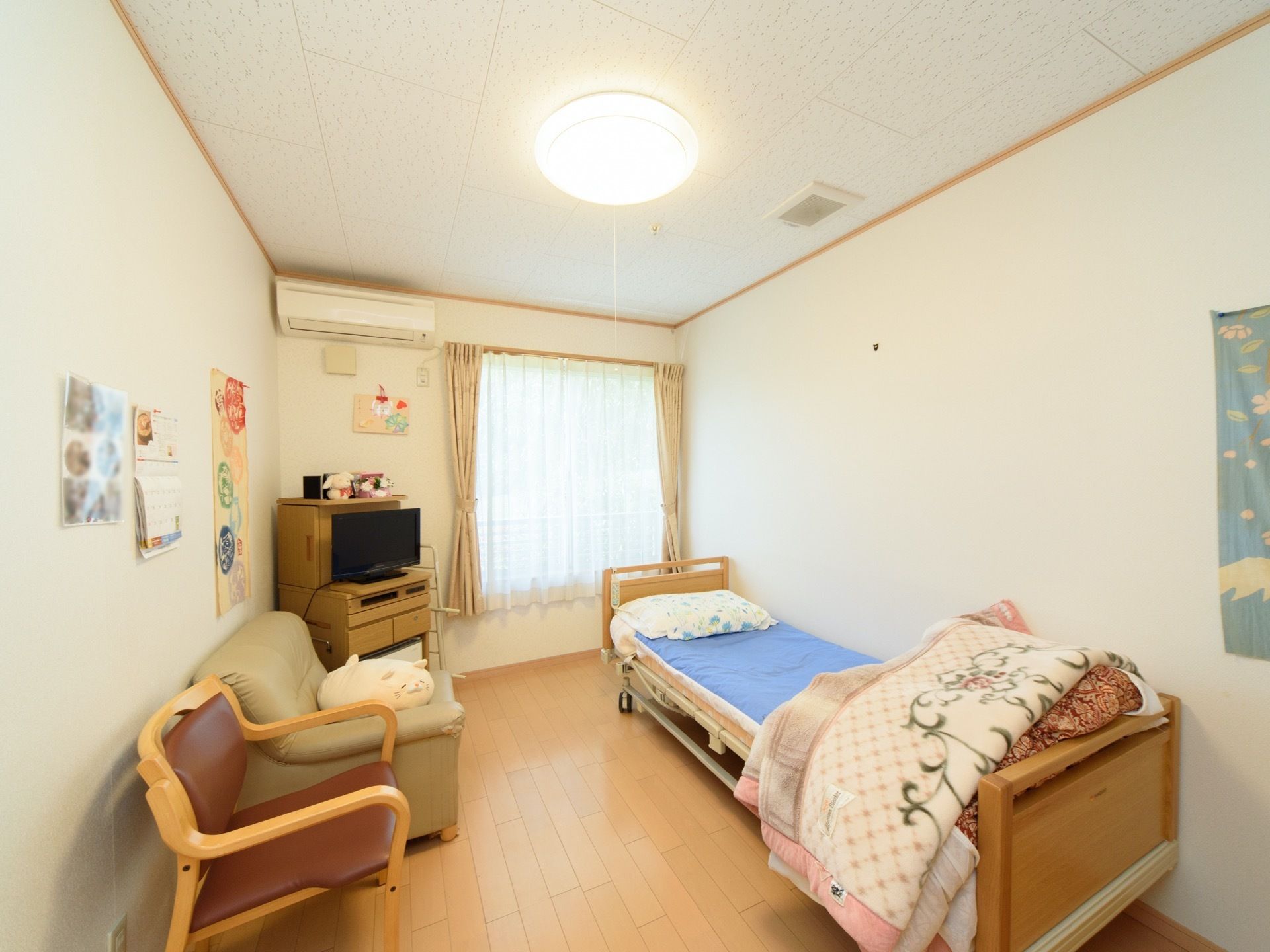 居室には、空調設備としてエアコンと換気システムを備えている。そのほか娯楽設備としてテレビが設置されている。