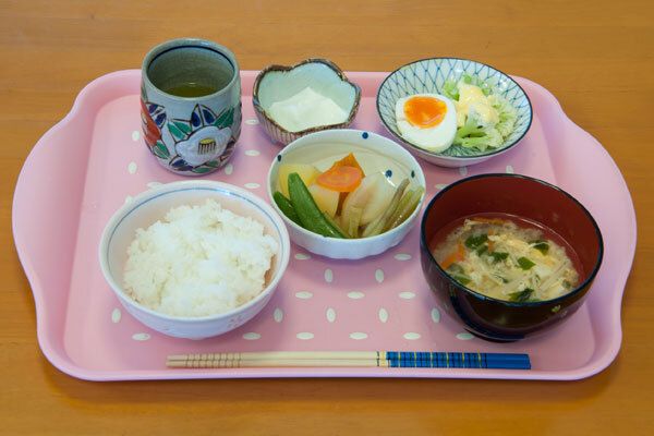 肉じゃがとたまごのサラダにご飯と味噌汁が付いた献立