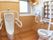 介助スペースが広いトイレに洋式トイレと男性用小便器が向かい合わせになる形で設置されている。