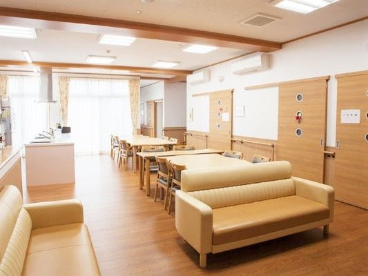 ソファやダイニングテーブルが複数置かれた共有スペースには対面式キッチンが付き、大きな窓もある。