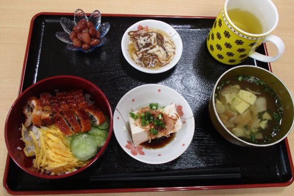 うな丼と冷やっこ、金時豆の甘煮や味噌汁
