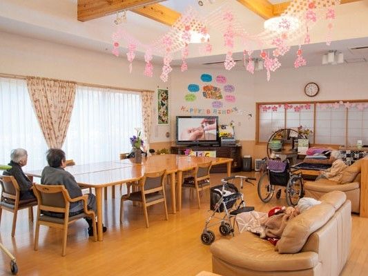 複数のソファや大きなダイニングテーブル、テレビなどが設置された共有スペースには紙でできた飾りなどが飾られている。