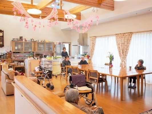 対面式のキッチンからはダイニングテーブルがあるスペースを見渡すことができる。