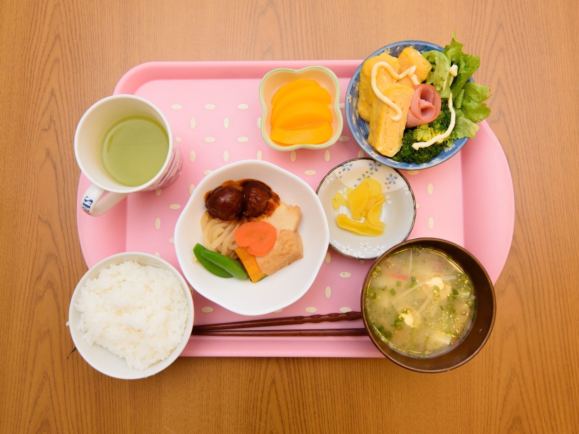 和食を中心とした食事で、野菜がふんだんに使われている。彩りが豊かで見た目でもお楽しみいただける。また、デザートが付いている。