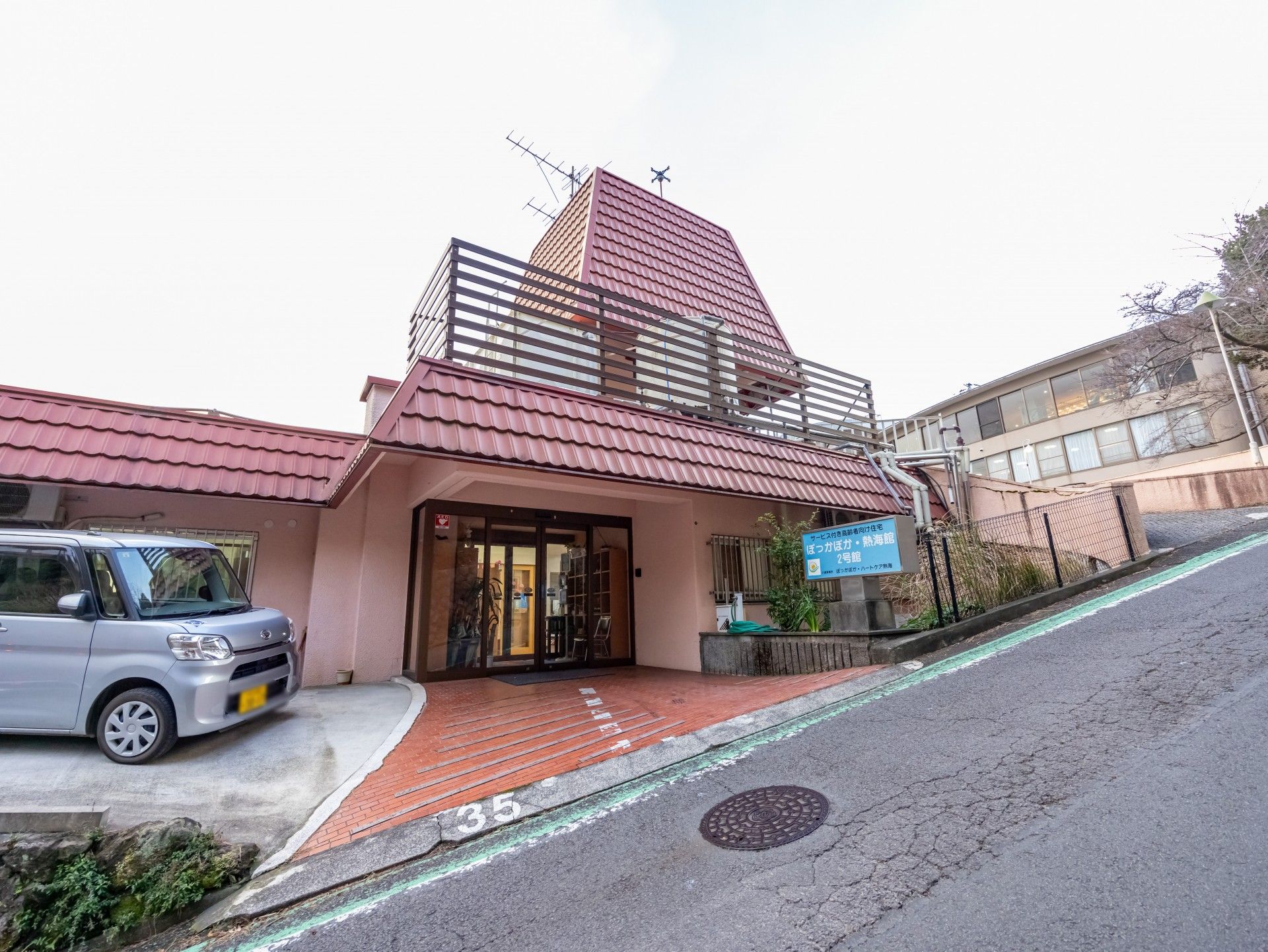 ゆったりとした入口の建物