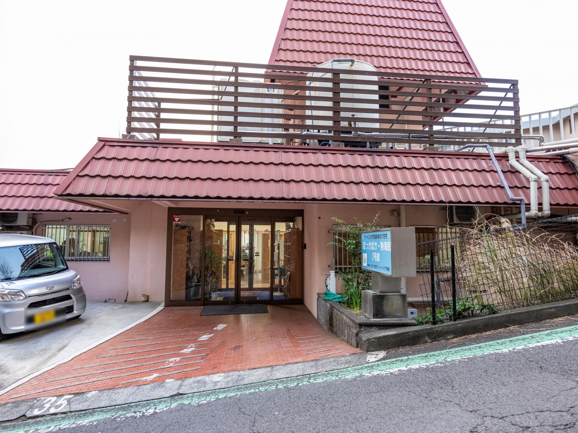 ピンクの建物の入口