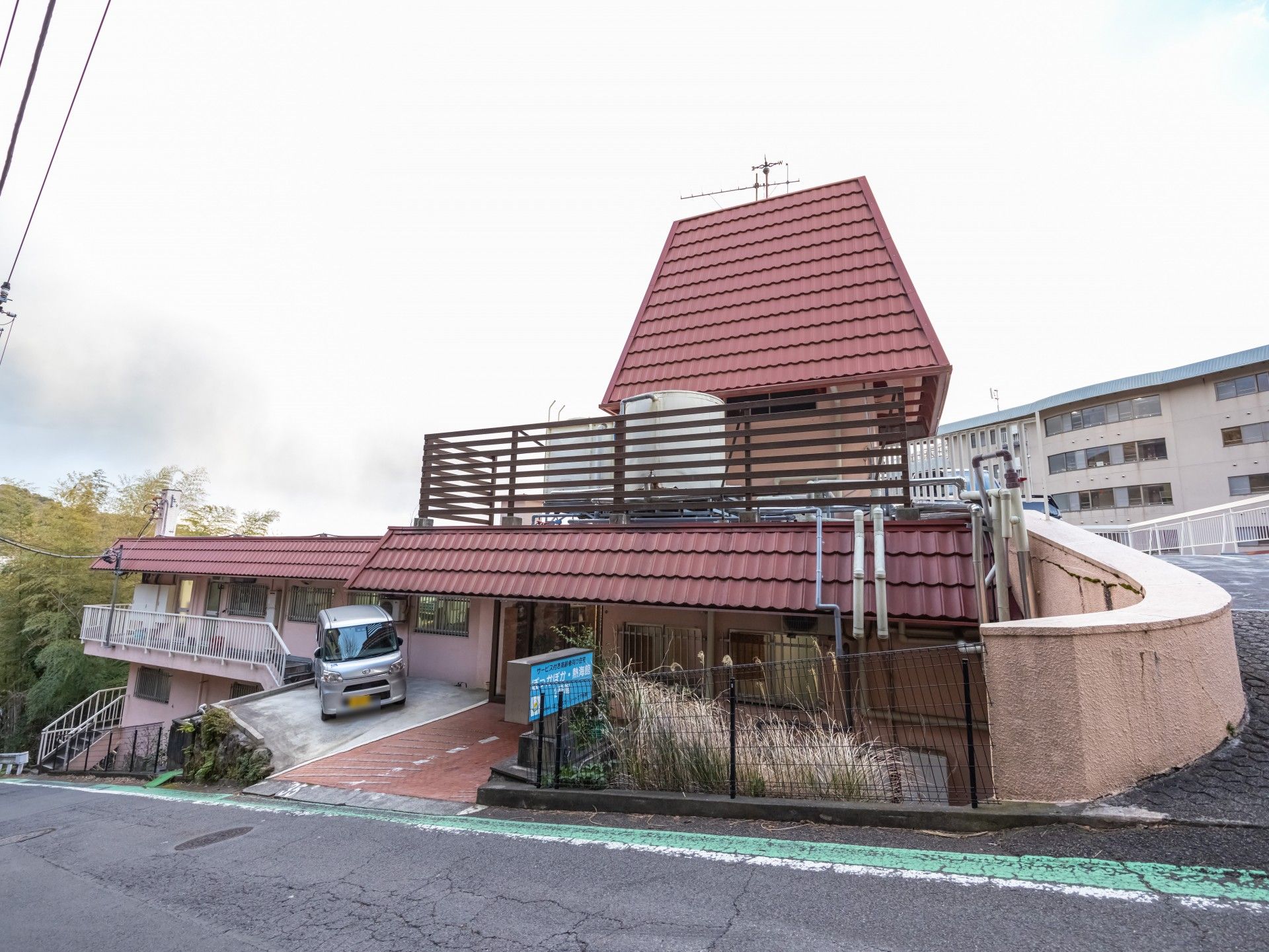 温もり感じる建物エントランス