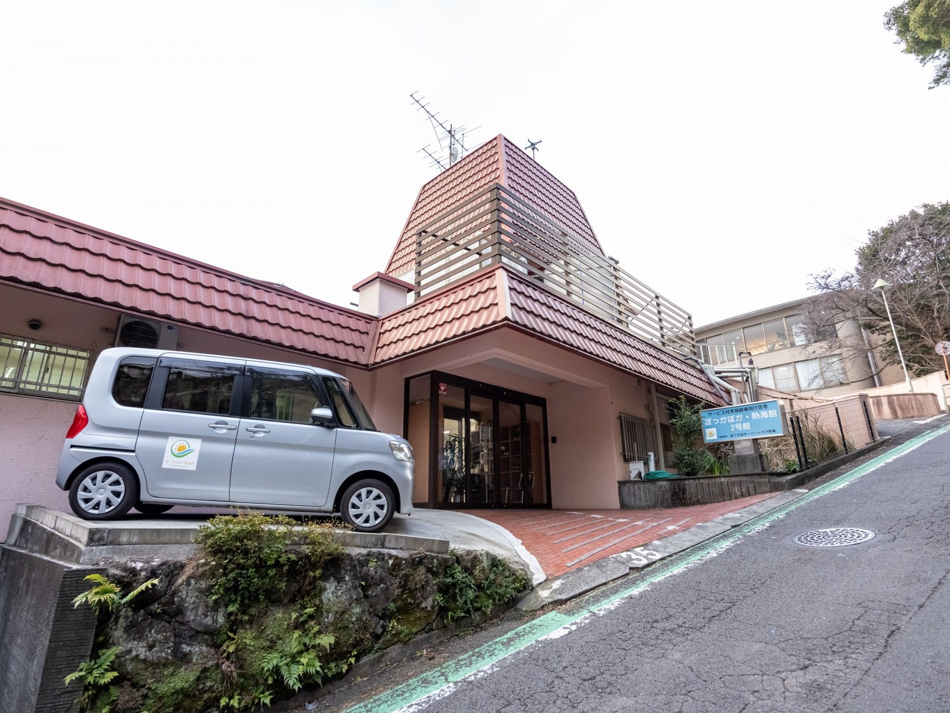 ゆったりとした入口の建物