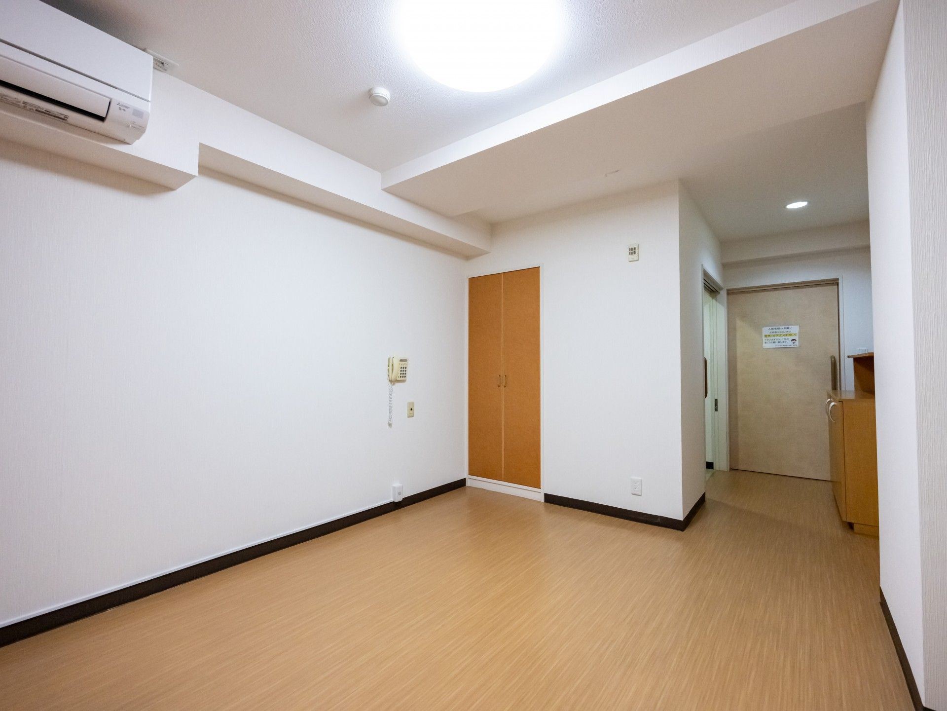 清潔感ある居室の廊下