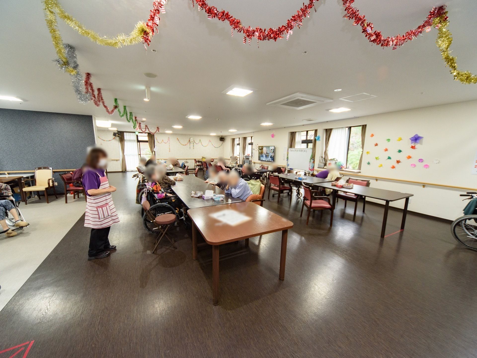 入居者様が自然と集う、明るく落ち着いた雰囲気の広々とした食堂