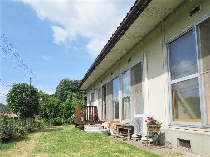 左側に中庭が広がる施設の敷地内。右側に建物が見えている様子