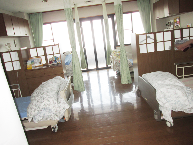 明るい居室の様子