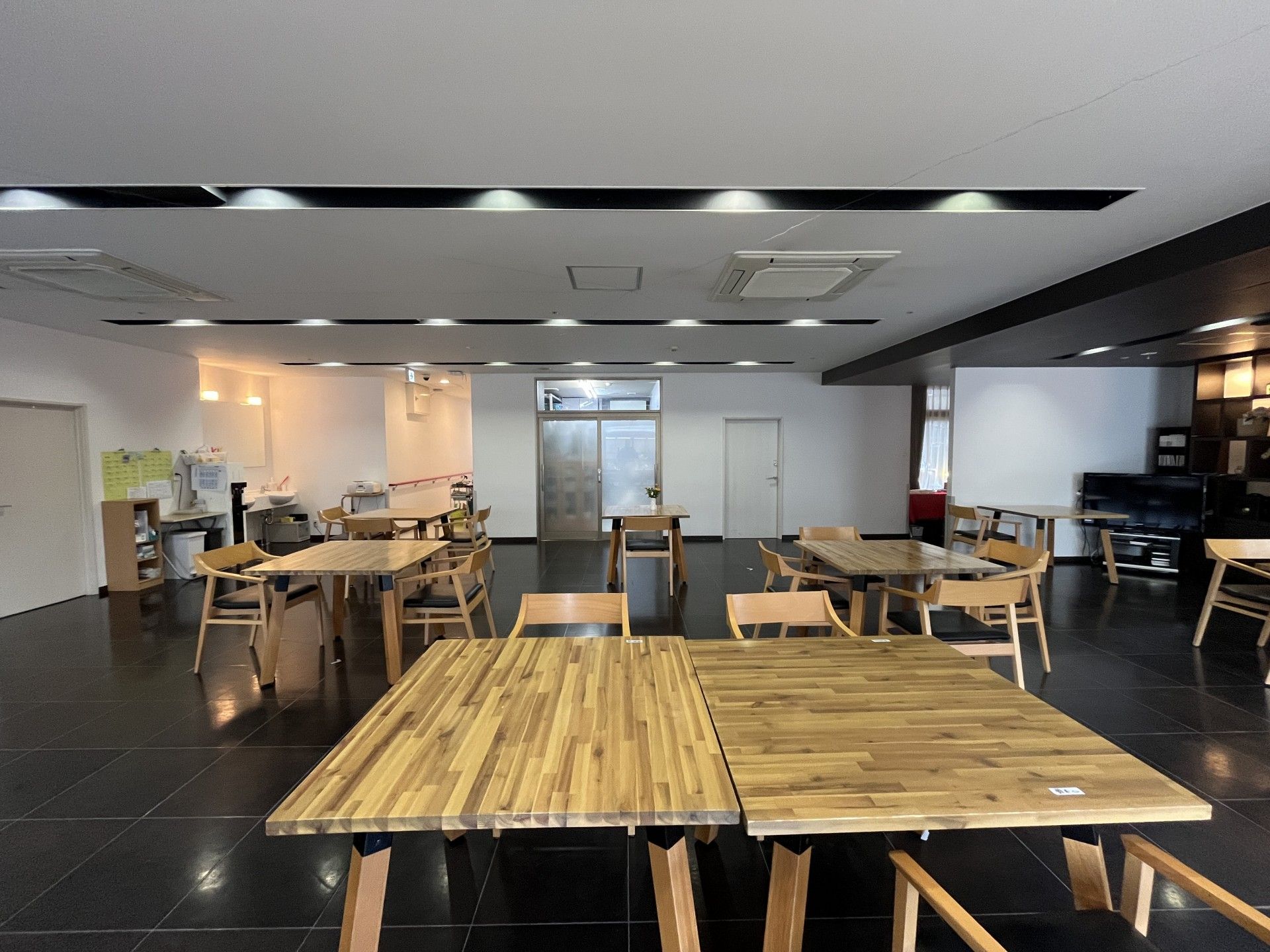 ハンバーグカレーやピラフにうどん、たくさんの料理見本が置かれたテーブル