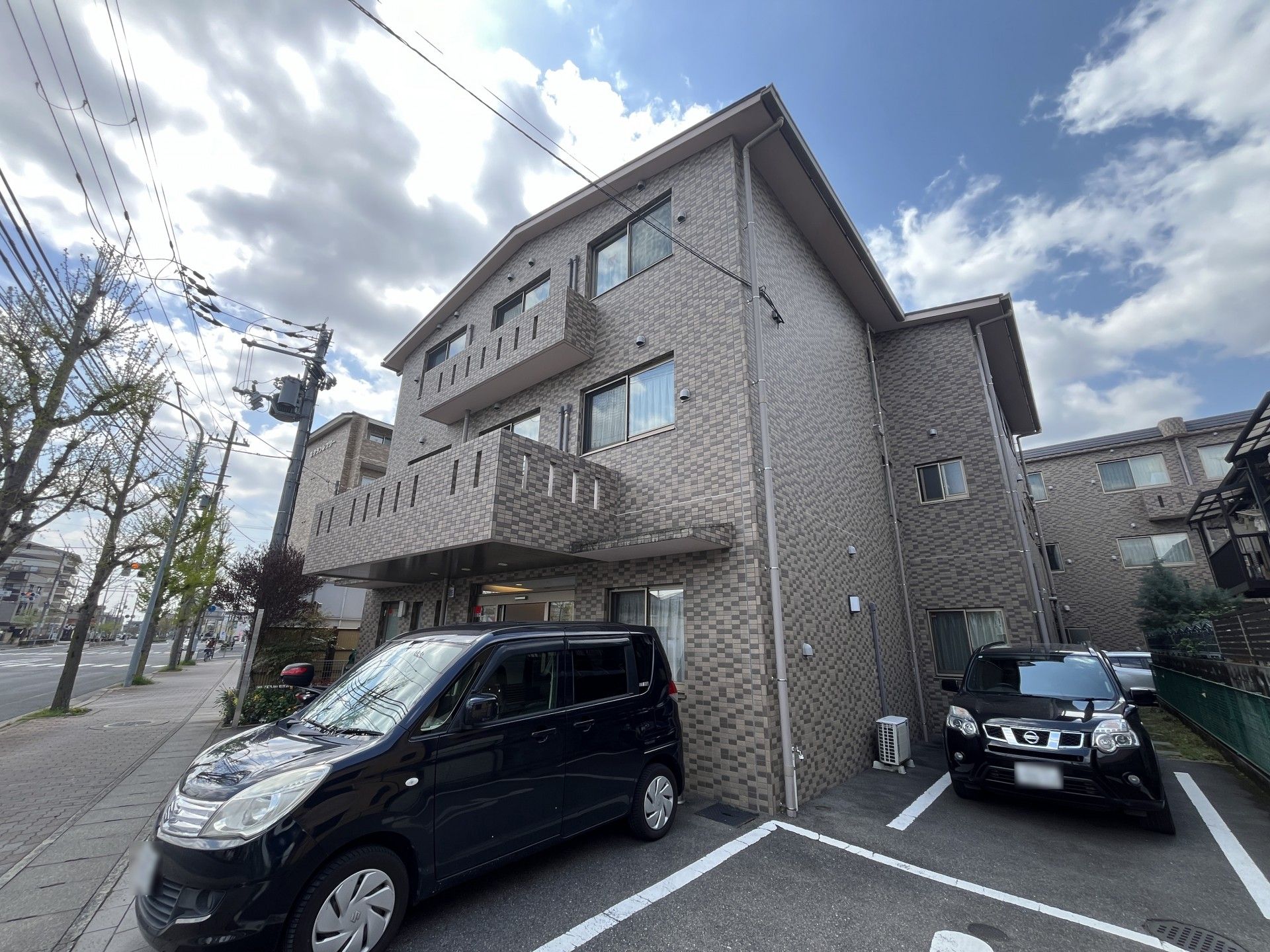 外観の建物と駐車場