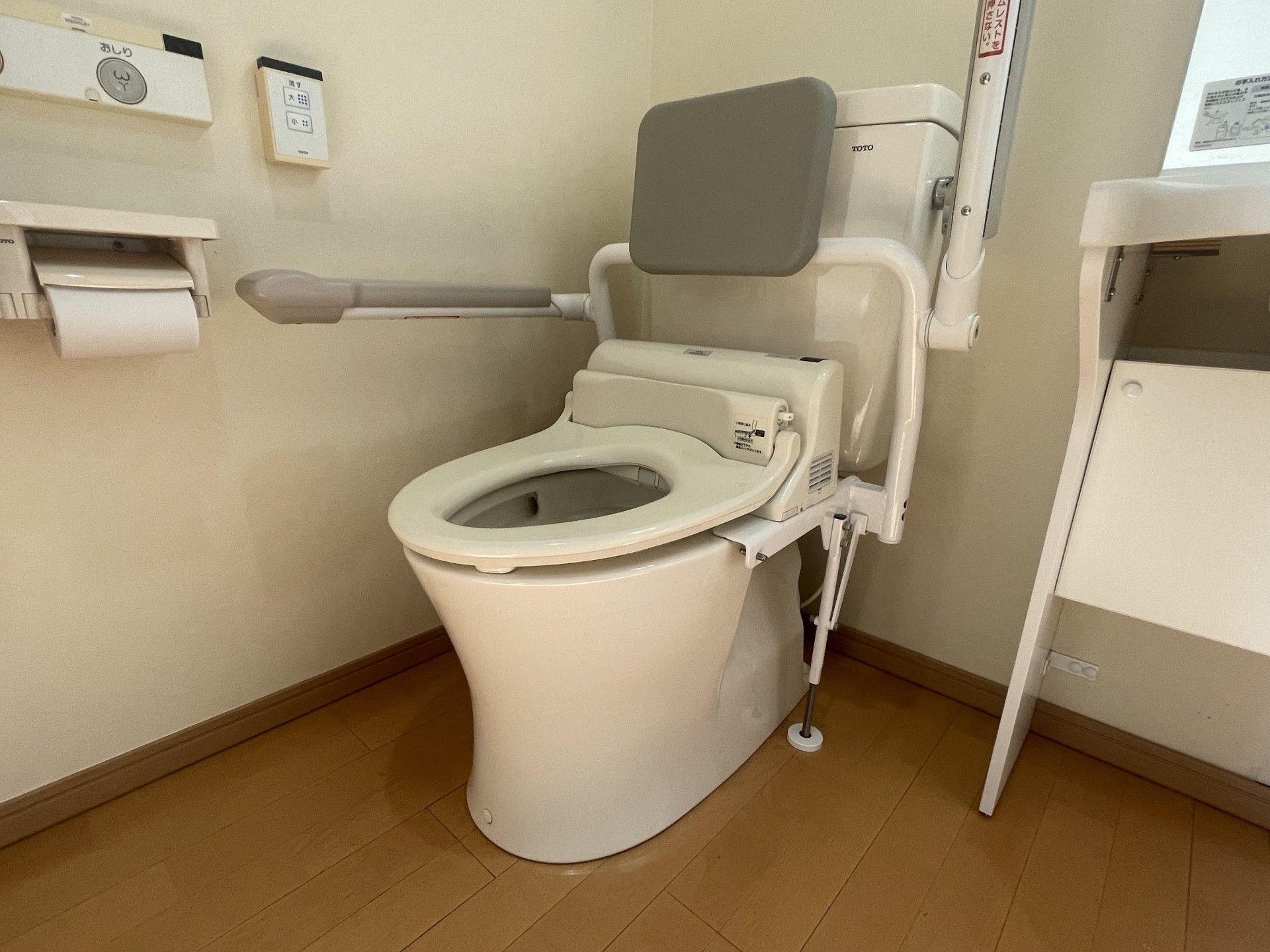 手すり付きのトイレ