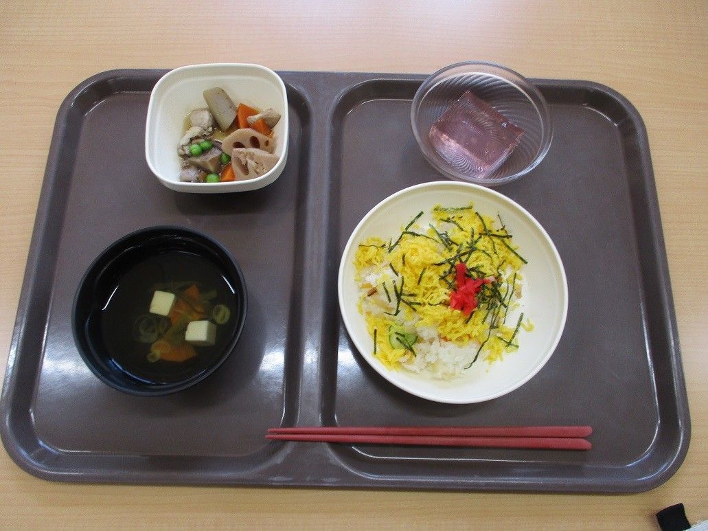 彩り豊かな食事のトレー