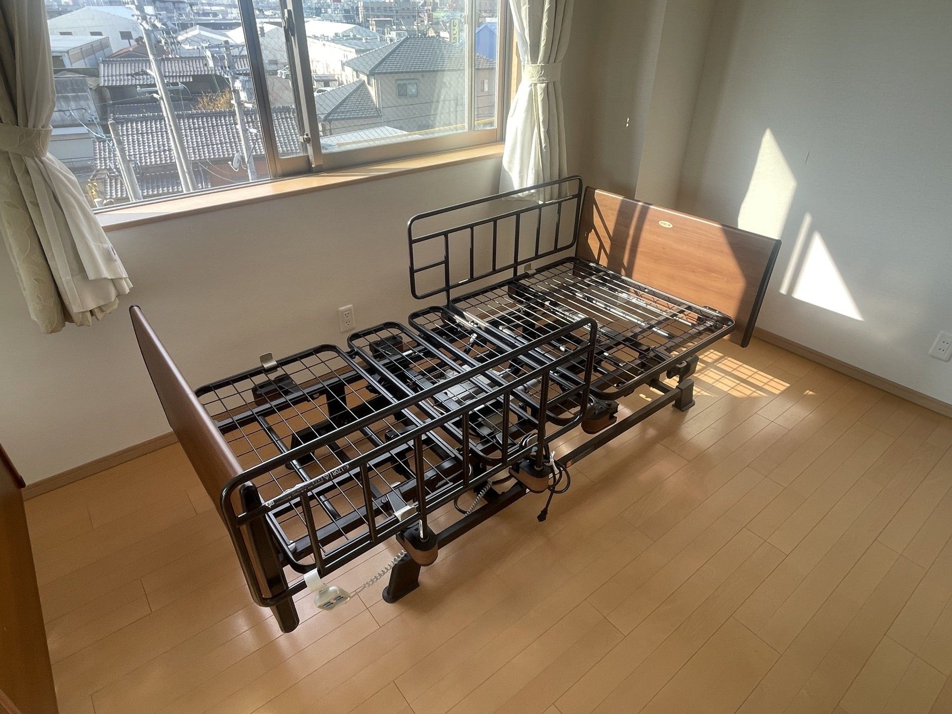 日当たりの良い部屋のベッド