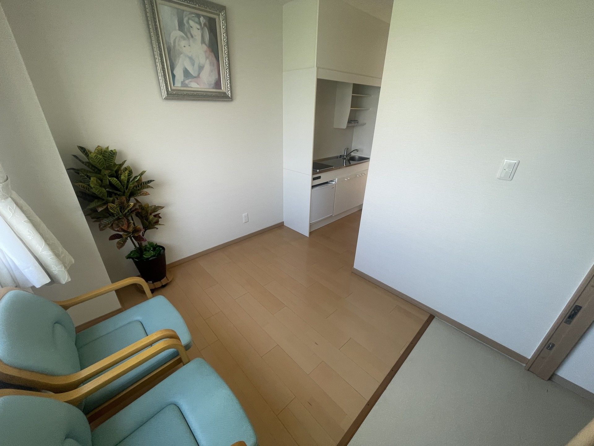 くつろぎの椅子と小さなキッチン