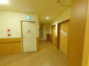 介護施設の清潔な廊下とトイレ