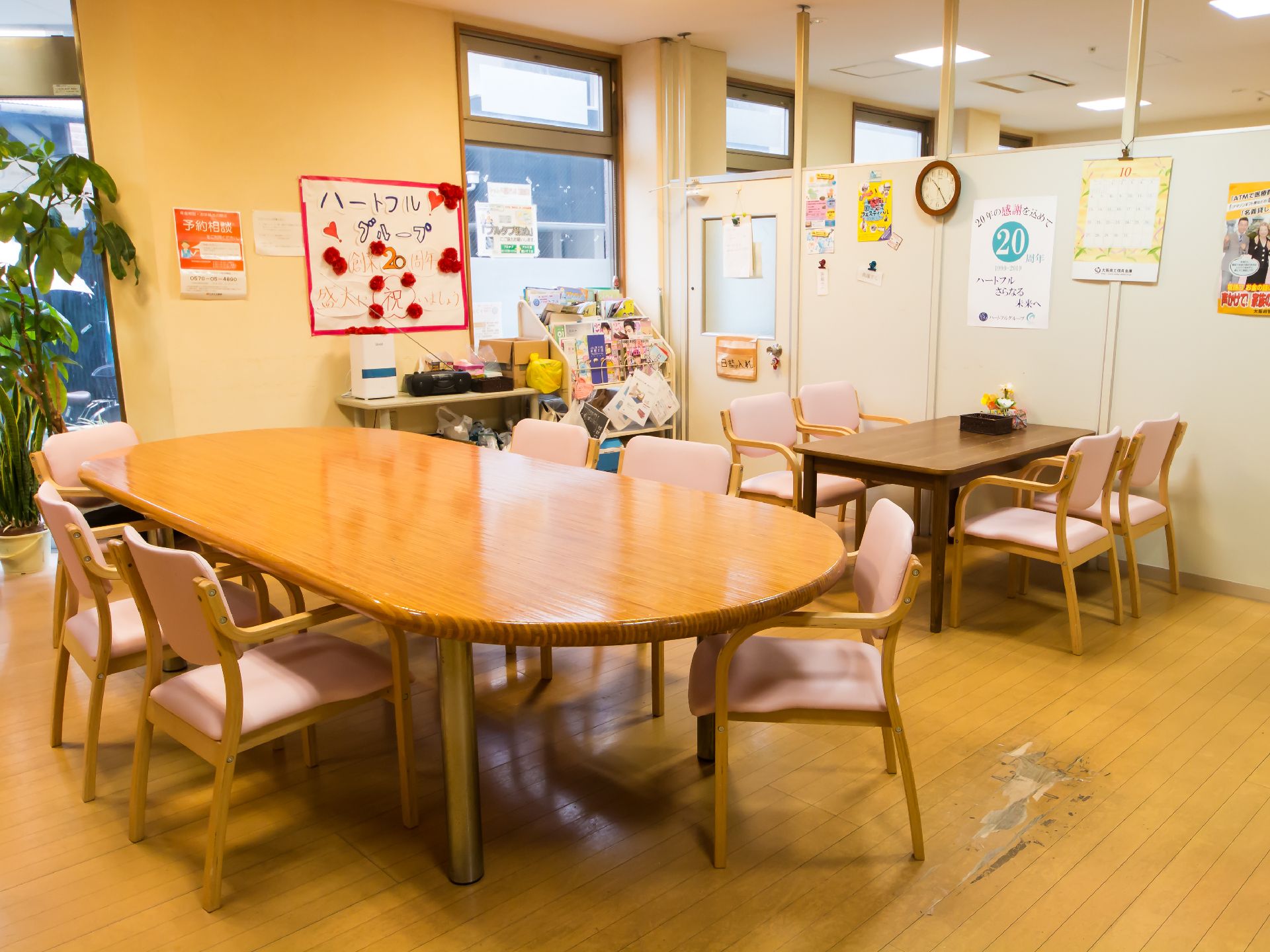 椅子やテーブル、マガジンラックが設置されているリビングダイニング