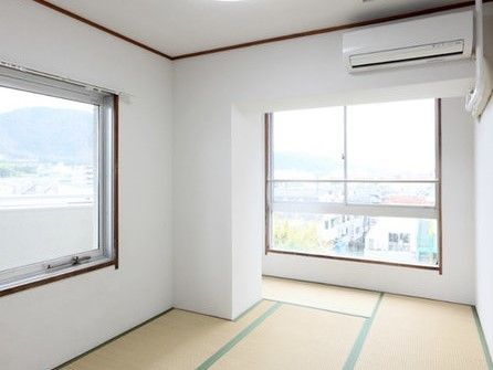 エアコンが付いた和室には、カーテンが付いていない大きな窓が二つ設置され、街を見下ろすことができる。