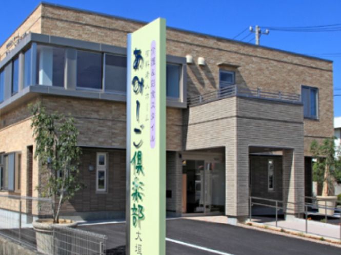 落ち着いた外観の建物