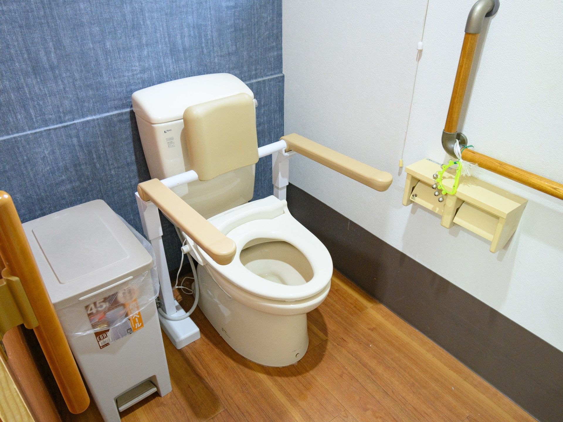 トイレットペーパーホルダーが２つ設置されているトイレ