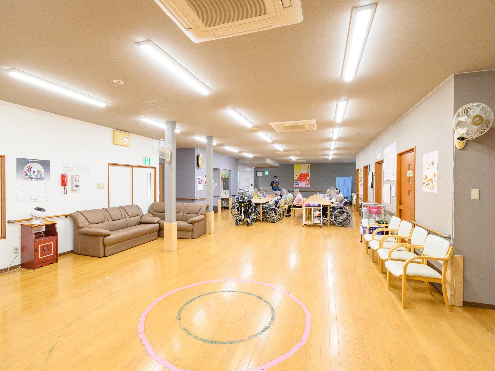 床にピンクと緑の丸の書かれている空間