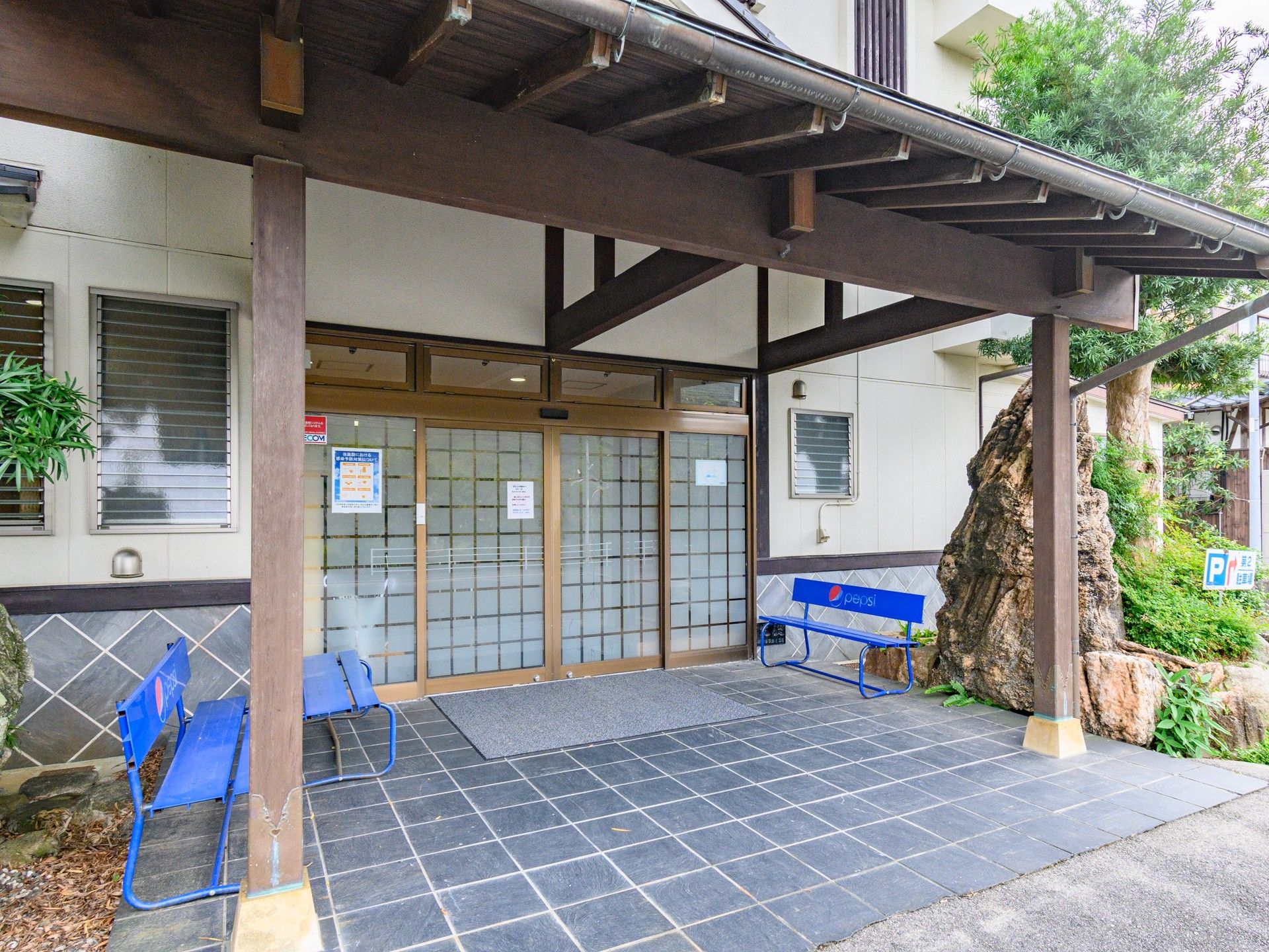 椅子がある入口