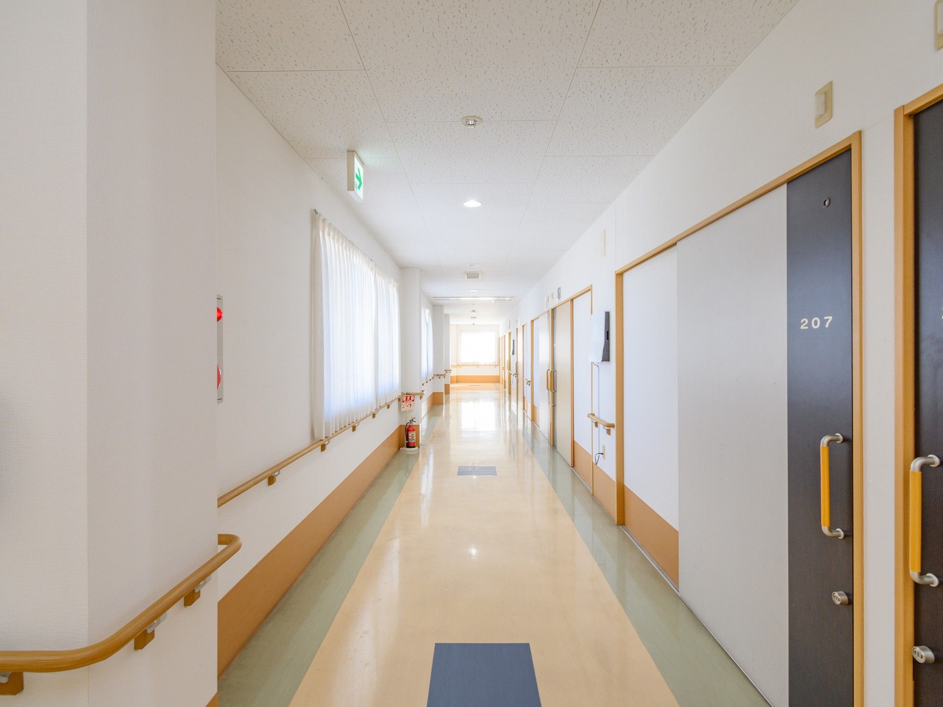 手すりが設置されている廊下