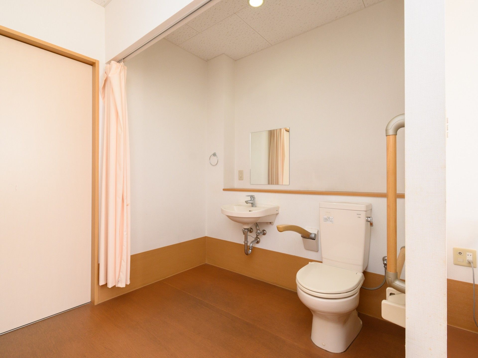 手すりが設置されているトイレ