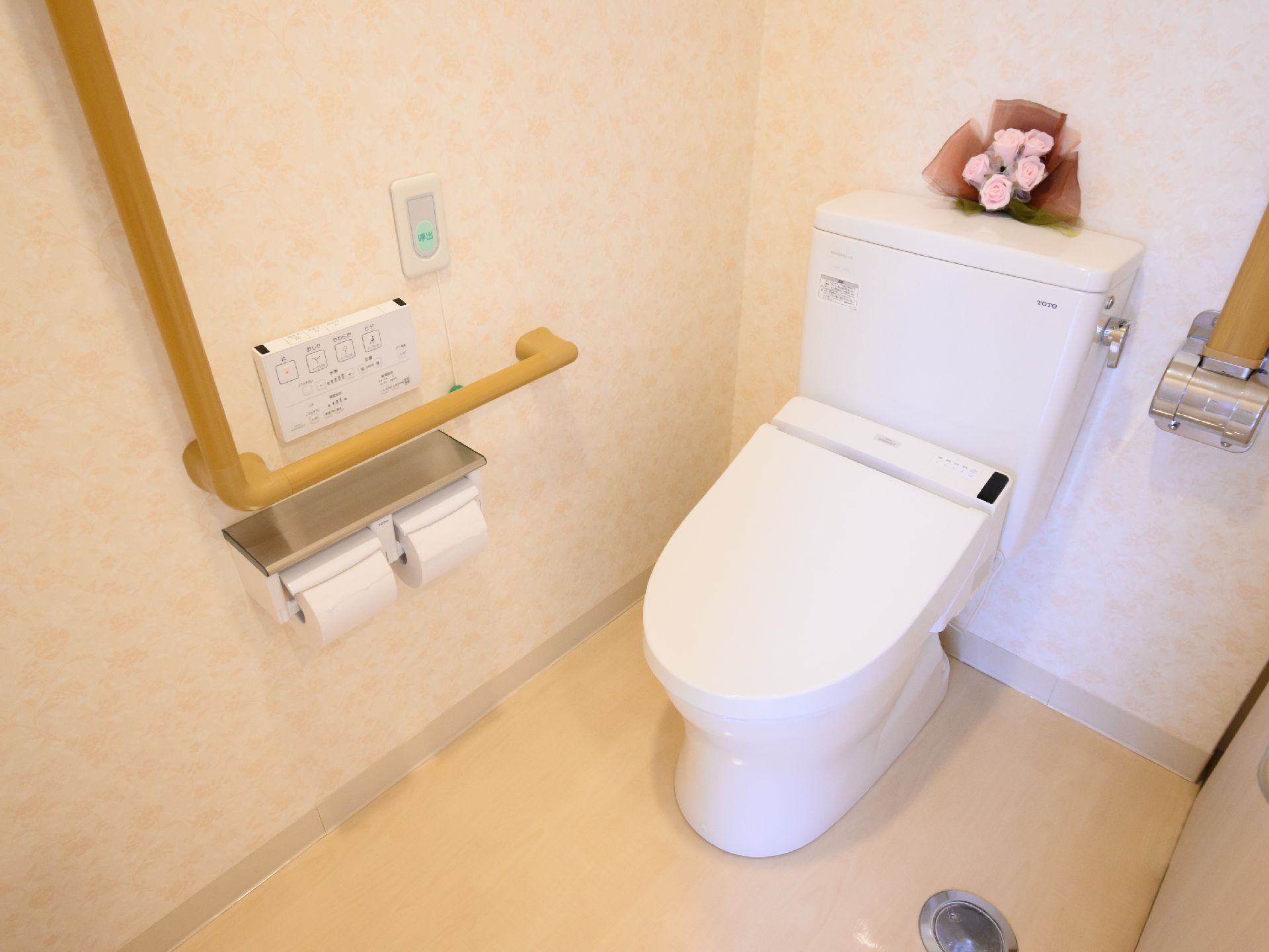 バリアフリー化されて壁に手すりが設置されているトイレ