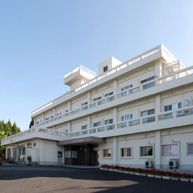 白い建物の外観