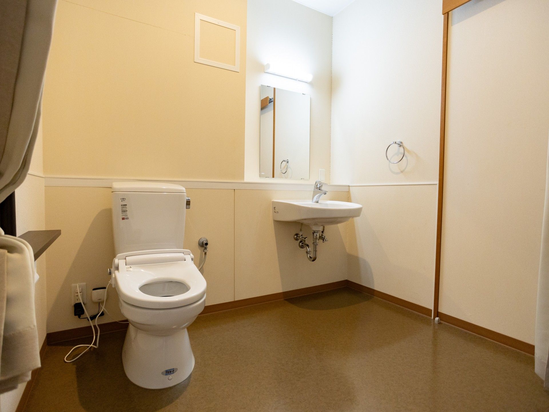 清潔なトイレと洗面台