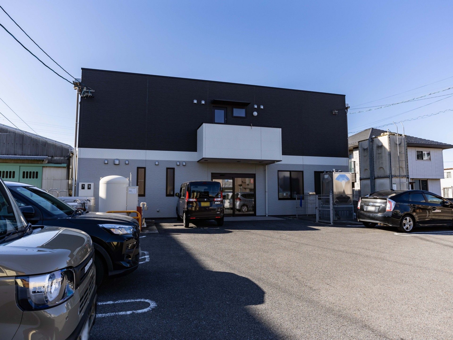 駐車場のある建物外観