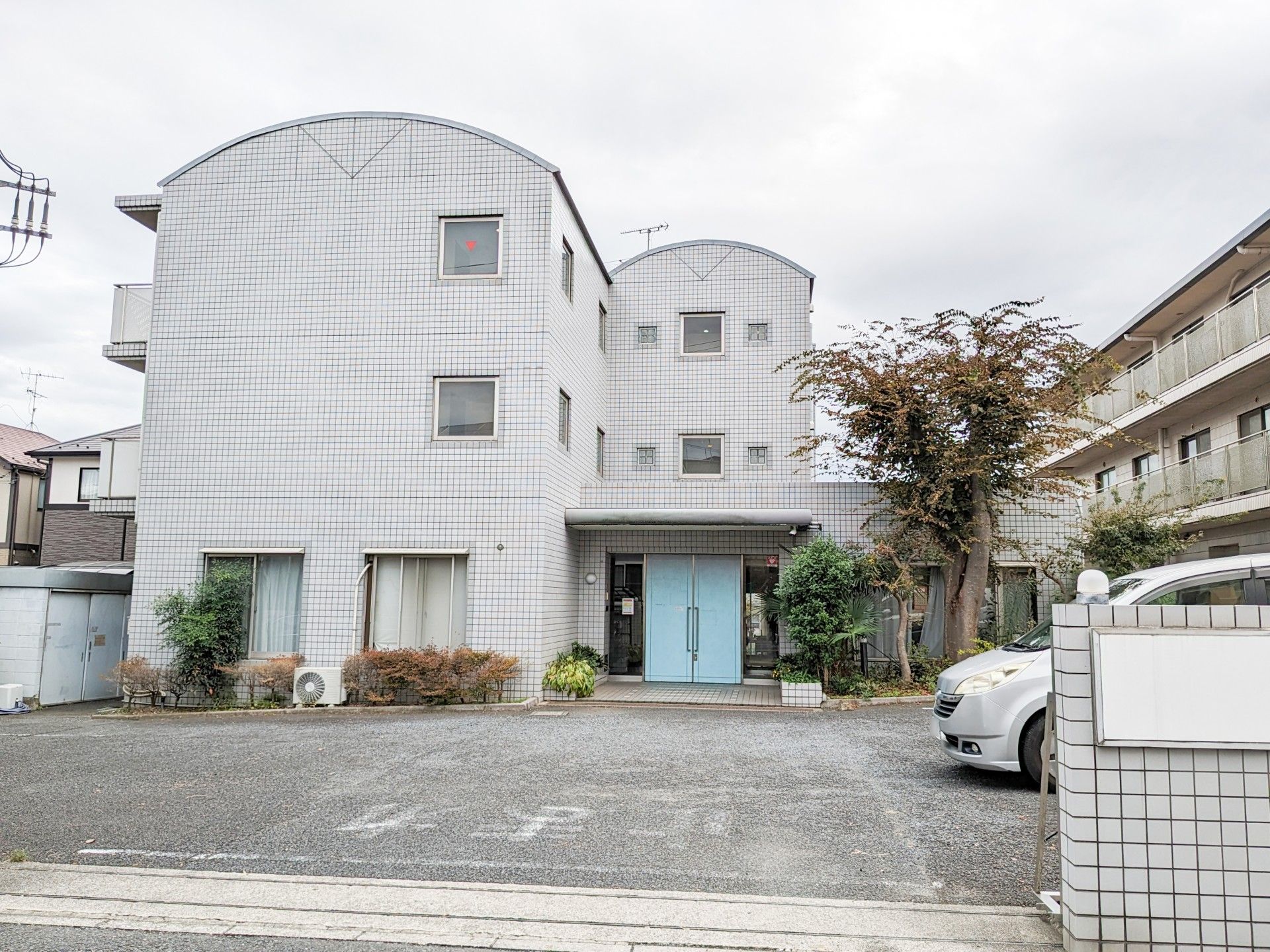 ゆったりした外観の建物