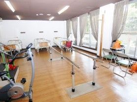 歩行機器や筋肉用トレーニングマシンが置いてある施設内のトレーニングスペース