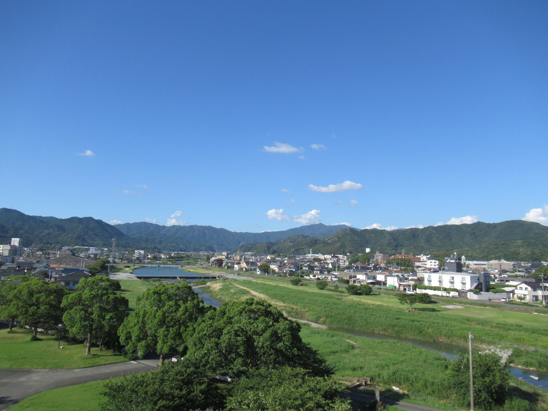 奥には山々が連なり、手前には草原が広がっている。歯車のような形のものも置かれている。