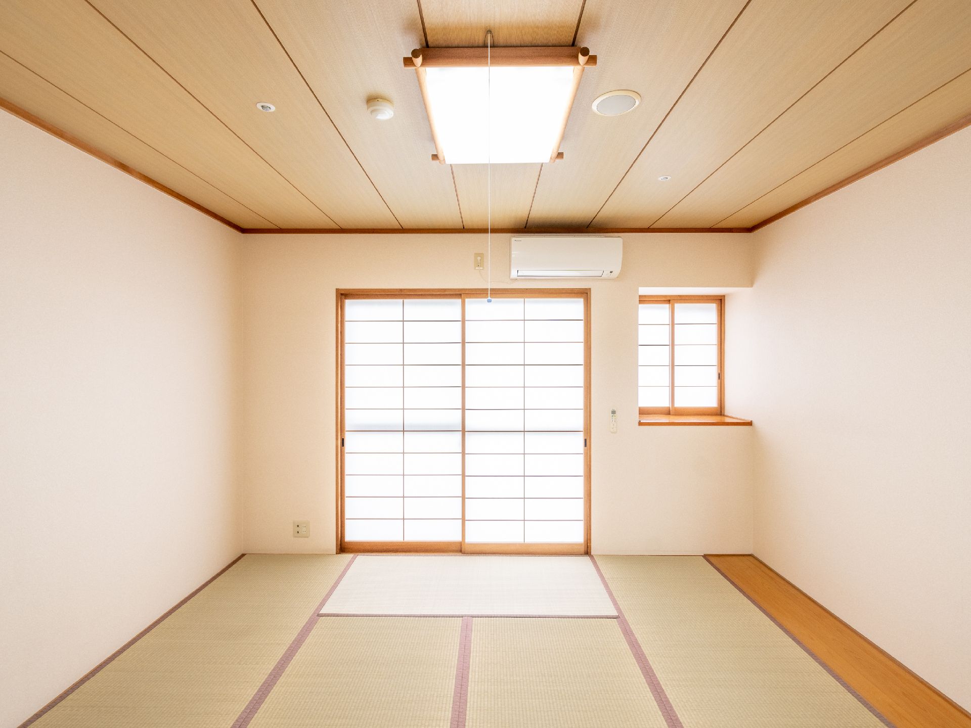 畳の敷かれた和風の部屋