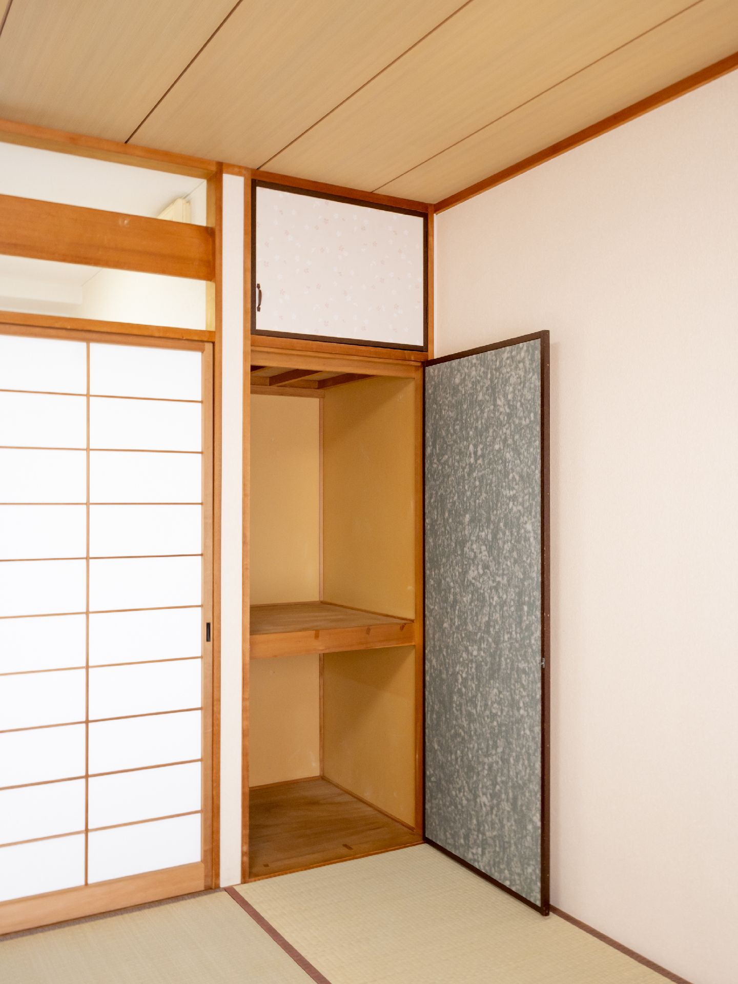自宅から持ってきた洋服を掛けることができる居室のクローゼット