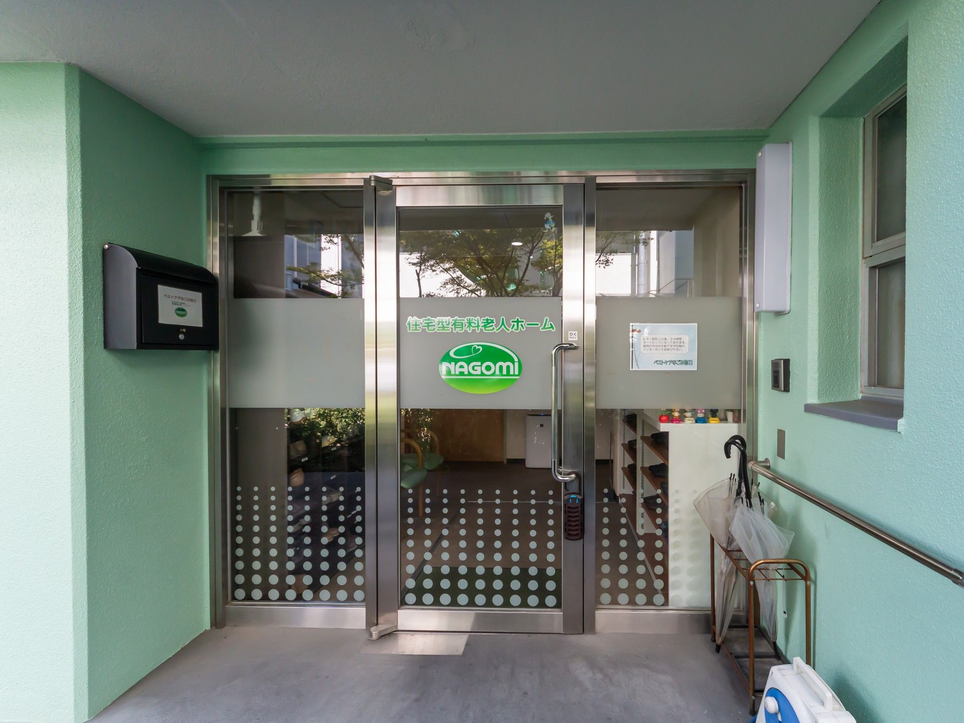 緑色のエントランス