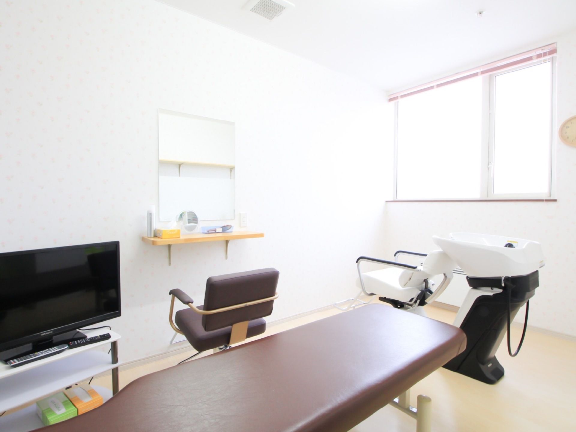 理美容室は光あふれ明るい空間になっている。カット台やシャンプー台が用意されており、テレビも設置されている。