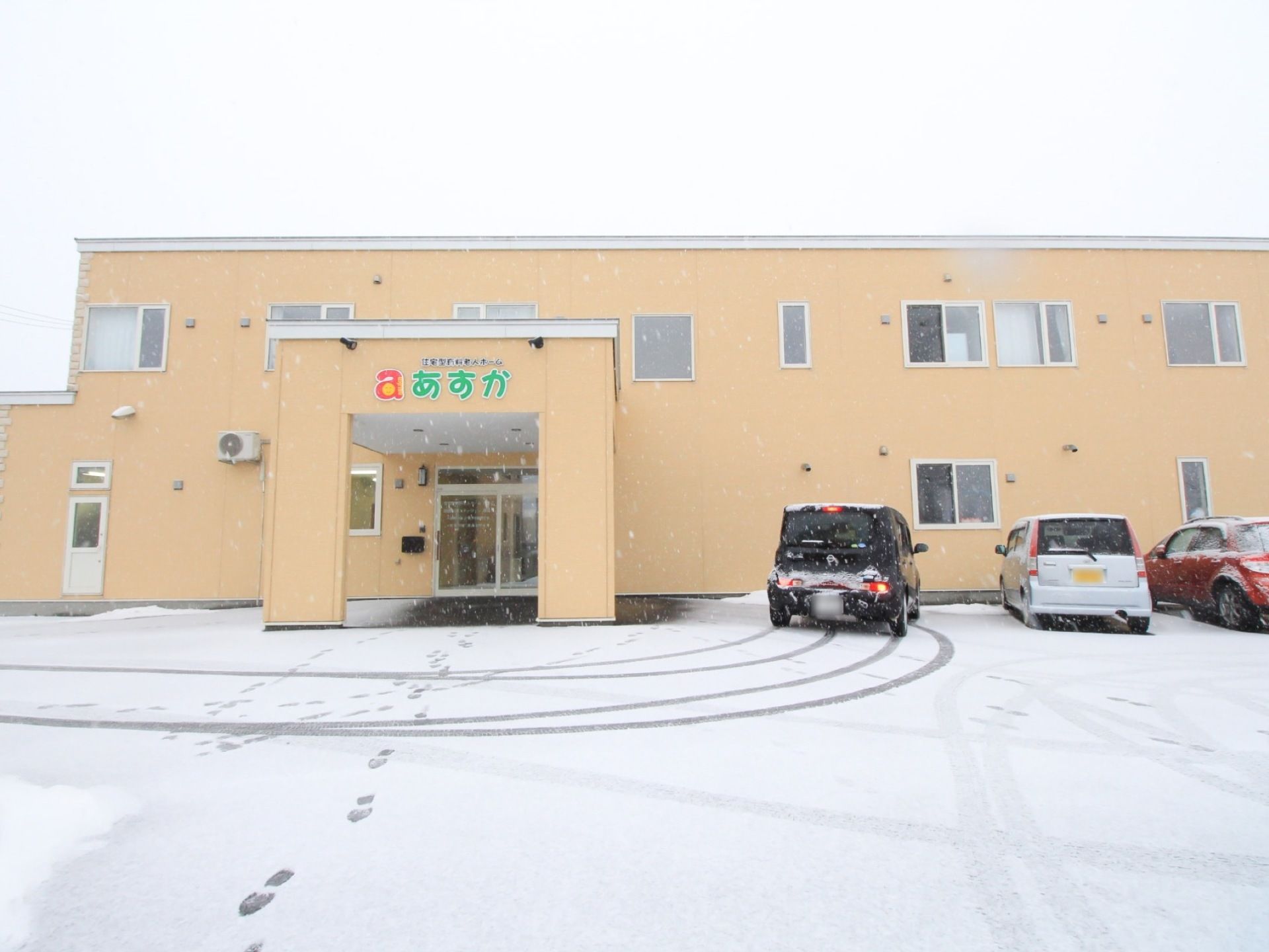建物前に広い駐車場が用意された施設である。２階建てになっており、エントランスに屋根付きの車寄せが設けられている。