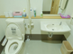 バリアフリーのトイレ設備を備えた部屋