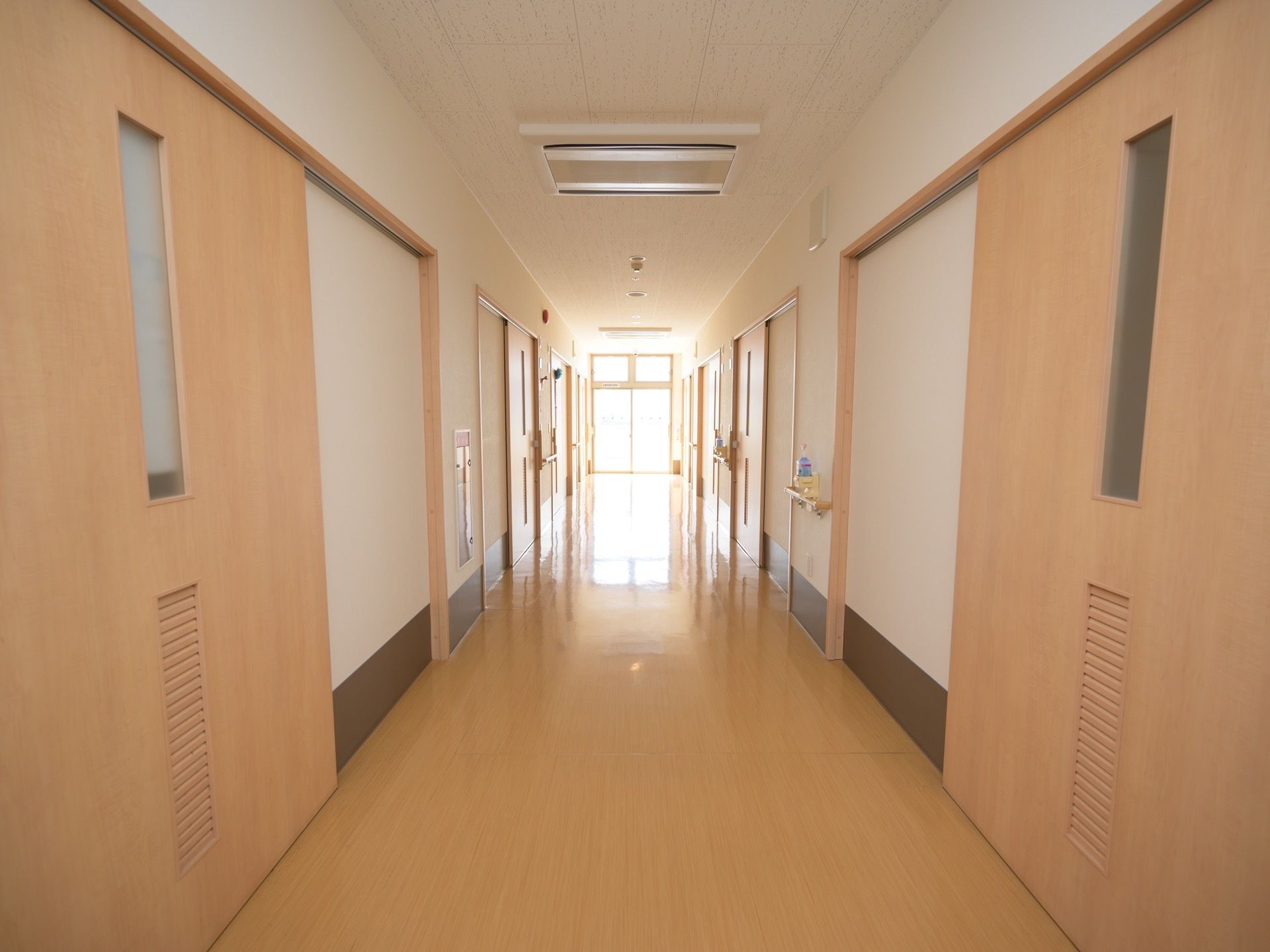 幅を広く取った廊下である。居室が両サイドに設けられている。突き当りには、明るい自然光が差し込む窓が設けられている。