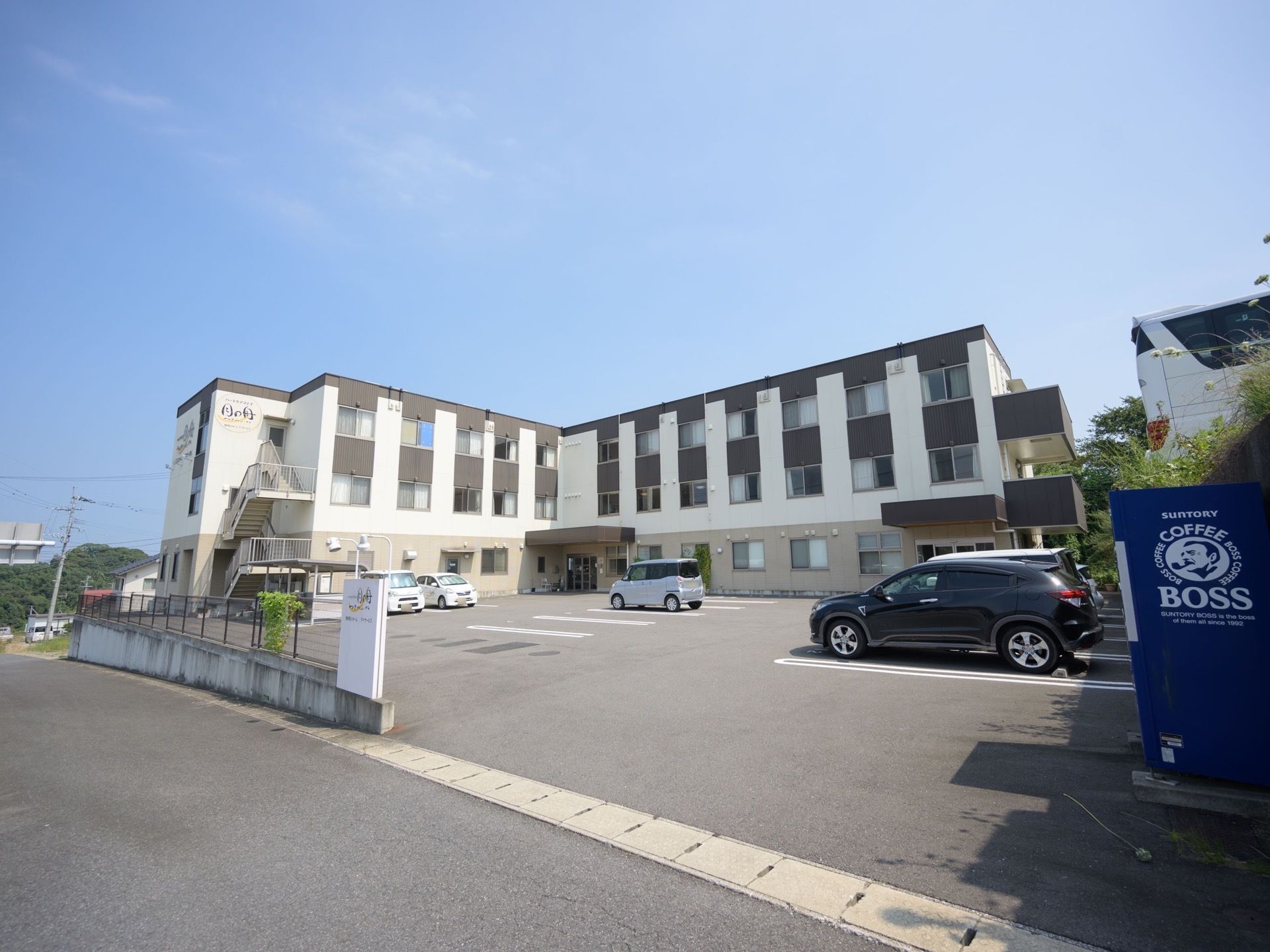 施設は３階建ての建物である。建物前に広い駐車場が完備されている。外階段が設けられており、２階と３階にバルコニーがある。