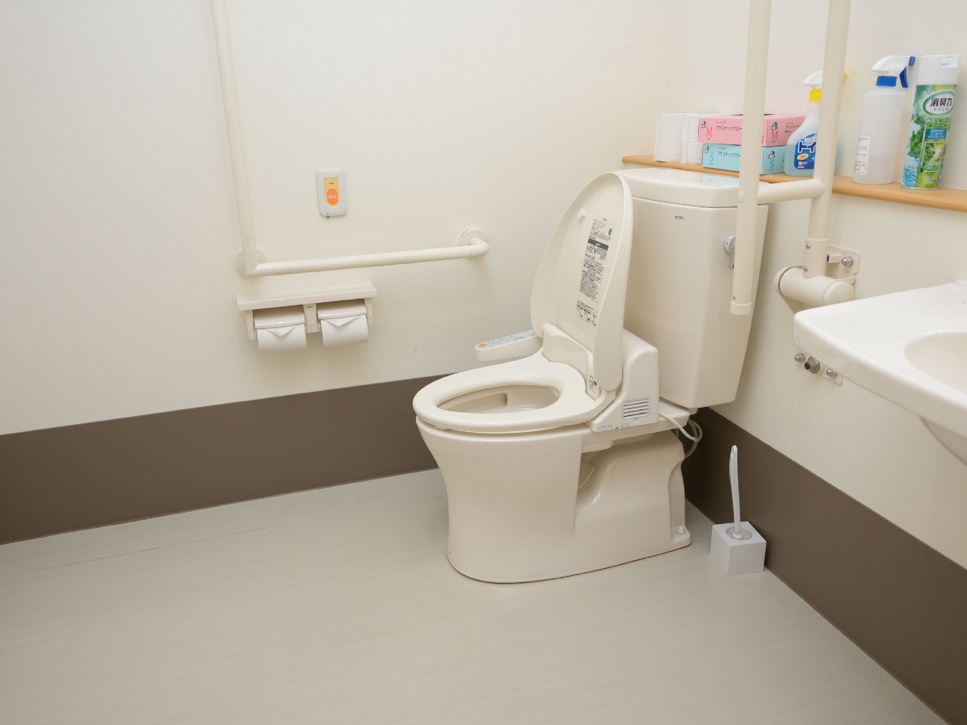 手前に洗面台がある施設内のトイレの様子。