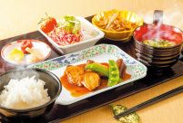 魚の煮物やサラダ、ごはんと味噌汁のセット