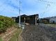 <br>
緑に囲まれた建物の外観