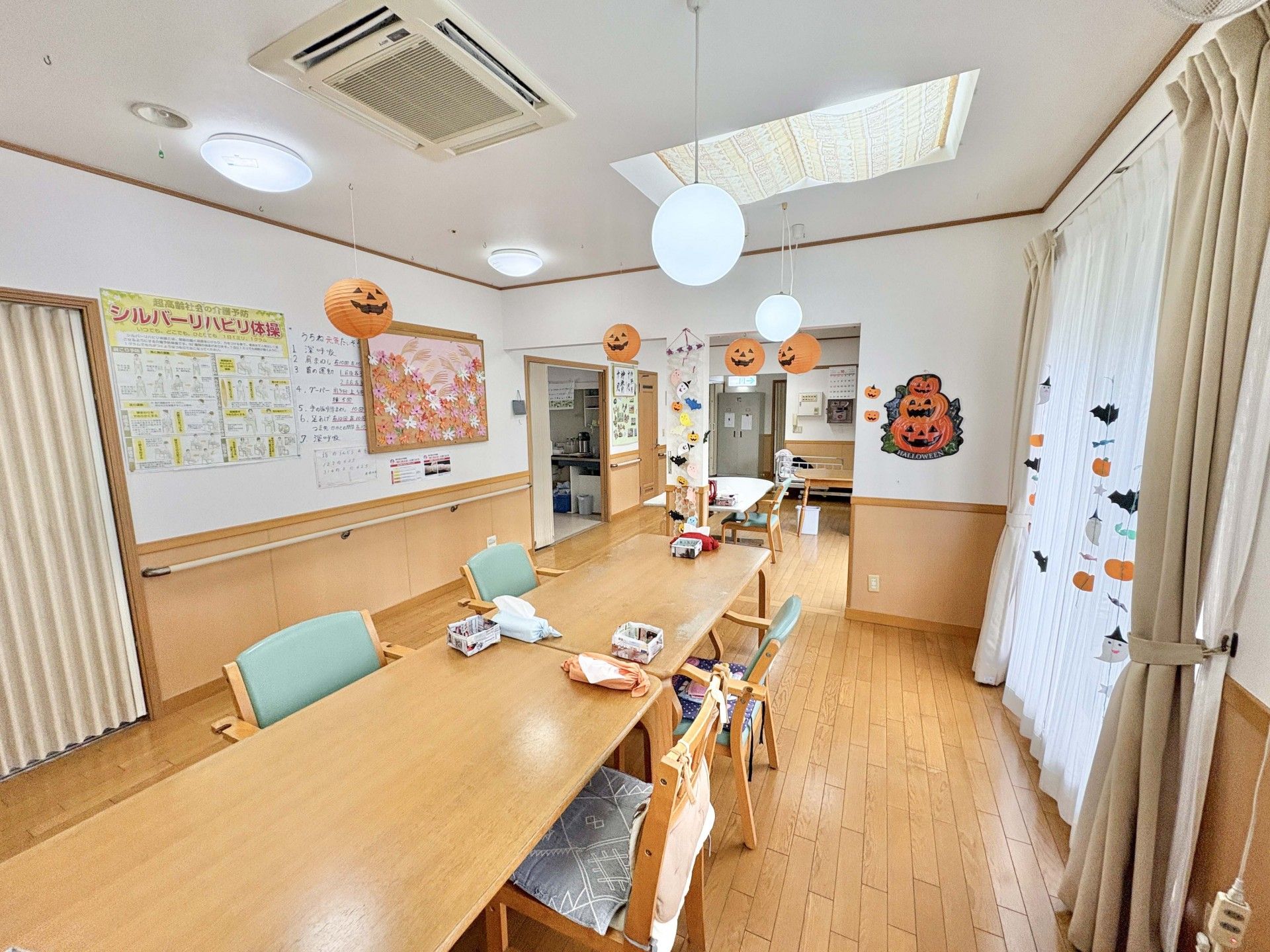 季節の飾りがある部屋